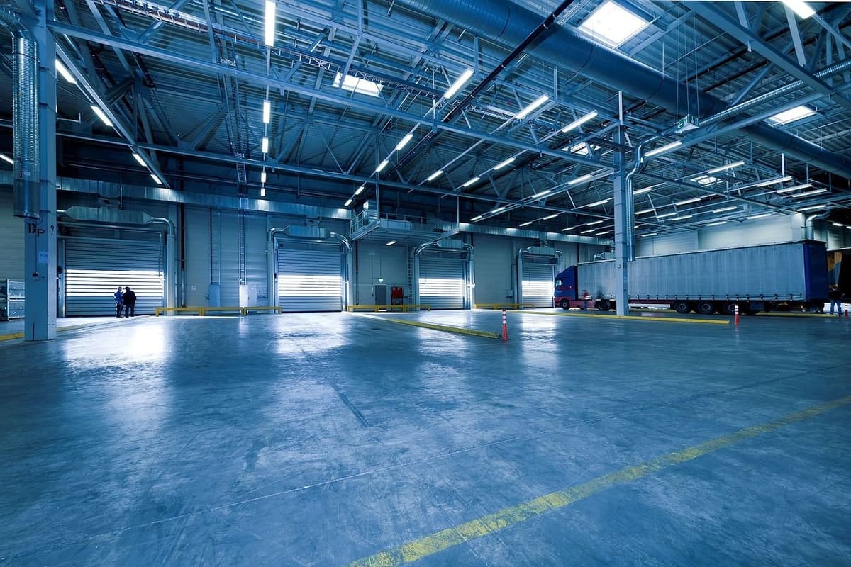 How to Load IBC Totes on Dry Vans, Flatbeds & Box Trucks 